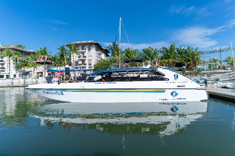 <span>09.30 am</span> Boarding on speed boat and departure from Royal Phuket Marina 
