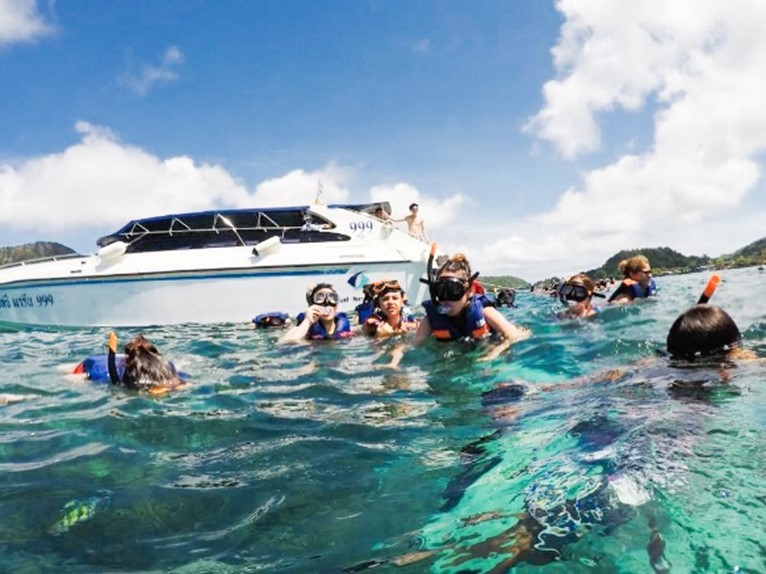 <span>11.00 pm. </span> Snorkeling off the coast of Ton Sai Bay