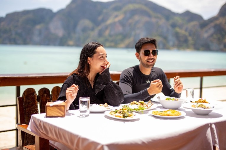 <span>02.30 pm</span> Lunch at a restaurant on Phi Phi Don Island