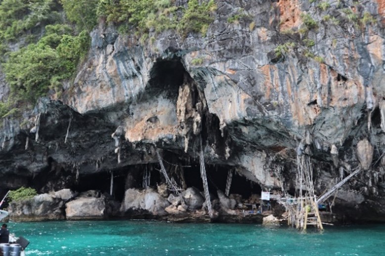<span>13.30 pm.</span> Phi Phi Lay Island / Boat Excursion