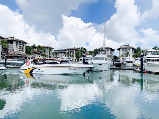 <span>09.30 am.</span> Boarding on speed boat and departure from Royal Phuket Marina