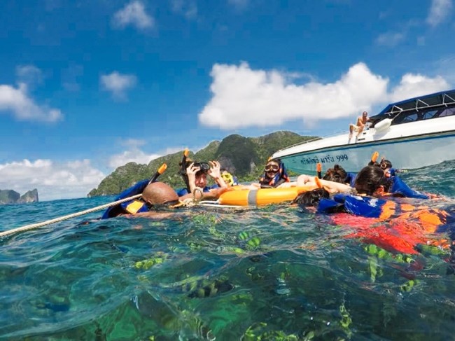 <span>10:30 pm.</span> Snorkeling off the coast of Ton Sai Bay
